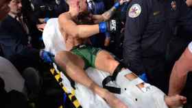 McGregor, retirado en camilla por una fractura de tibia