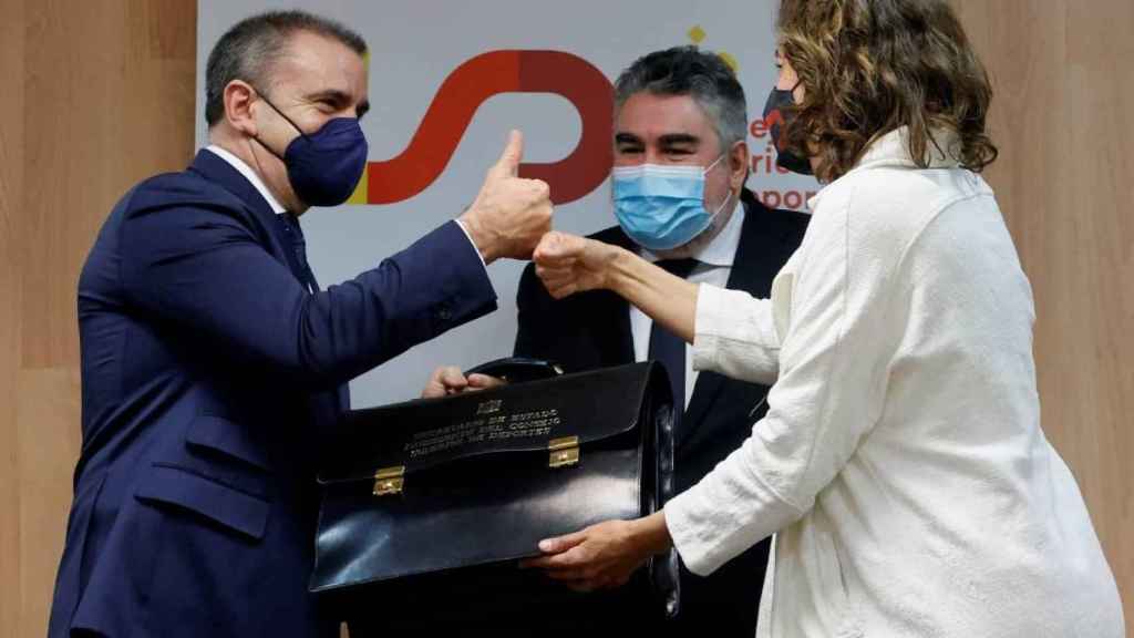 José Manuel Franco recibiendo la cartera de Presidente del CSD por parte de Irene Lozano y ante la mirada de Rodríguez Uribes