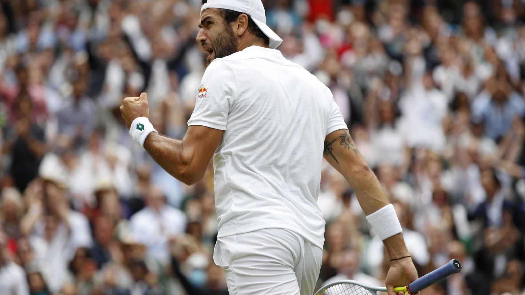 Berrettini celebra un punto ante Djokovic en Wimbledon