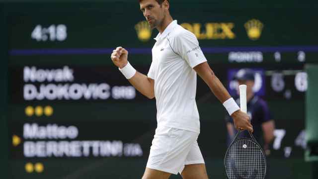Djokovic celebra un punto ante Berrettini en Wimbledon