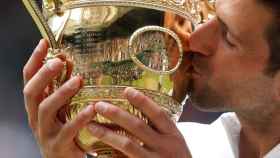 Djokovic con el trofeo de Wimbledon