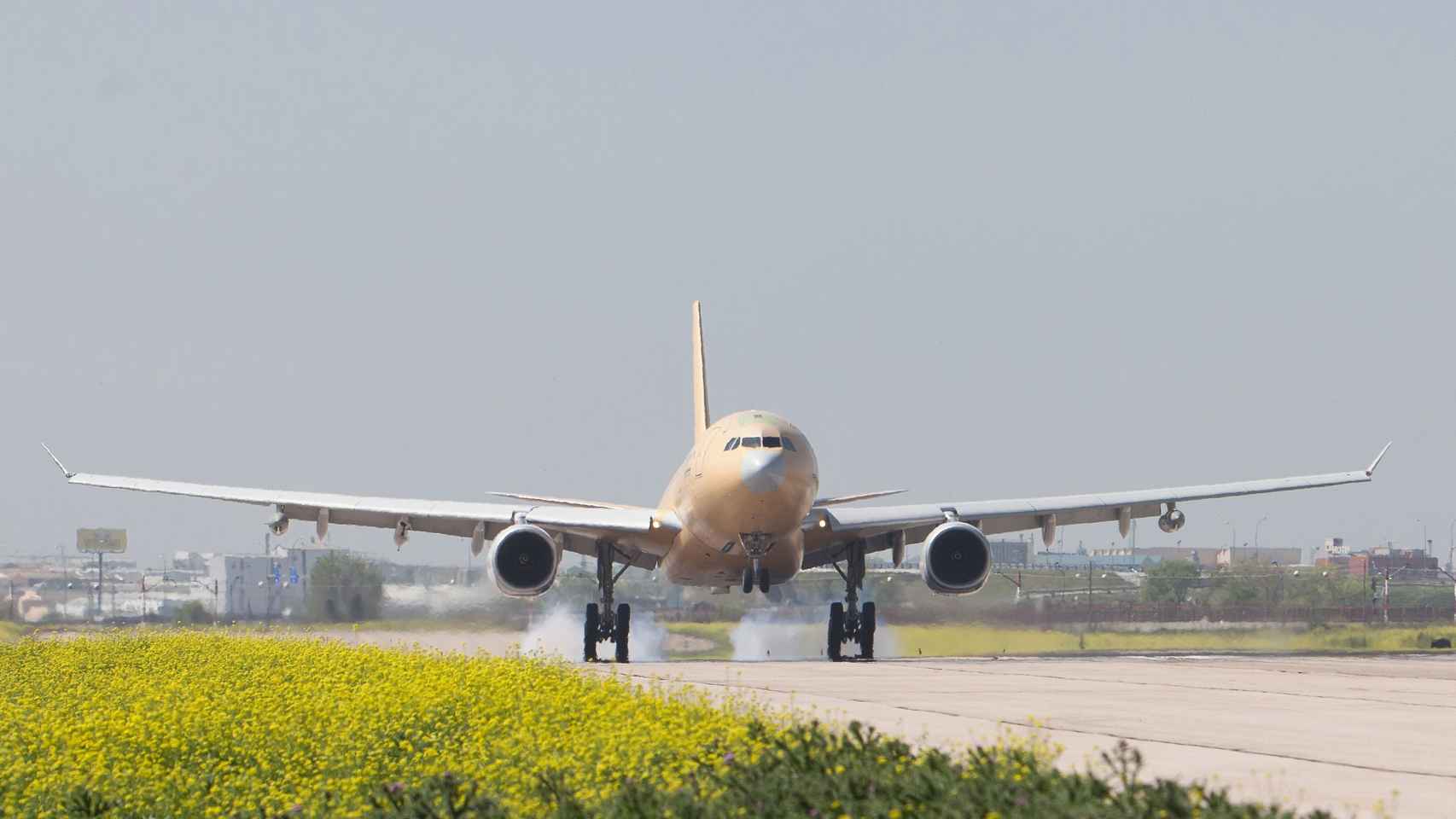 Airbus 330 aterrizando en Getafe antes de entrar a modificarse