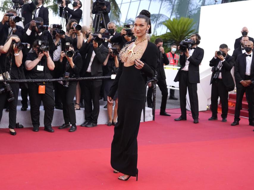 Bella Hadid con un vestido de alta costura de Schiaparelli.