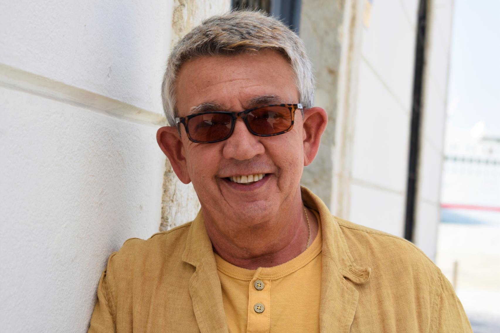 El autor sonríe a cámara