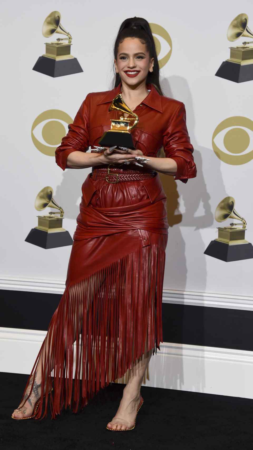 Rosalía, con un diseño rojo con flecos en los Grammy.