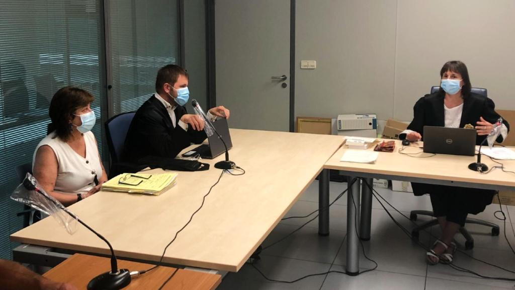 Héctor Melero, a la izquierda junto a su asistente, en su primer juicio como fiscal. EE