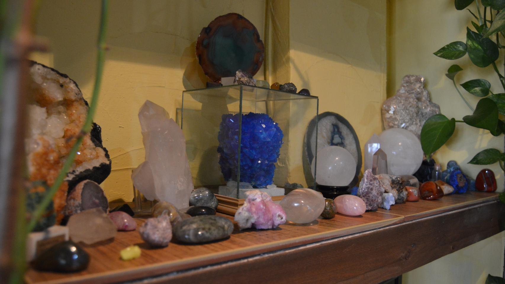 Una de las estanterías llenas de minerales que Pepi tiene en casa.