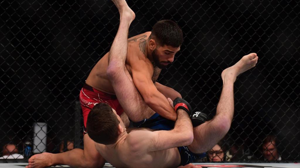 Ilia Topuria, durante su pelea ante Ryan Hall en la UFC 264