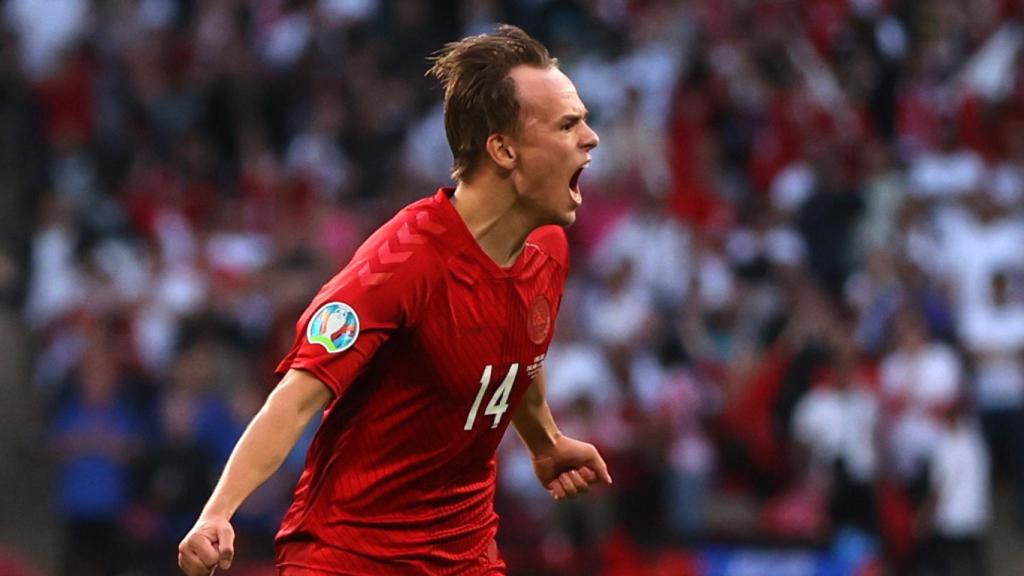 Mikkel Damsgaard celebra un gol en la Eurocopa