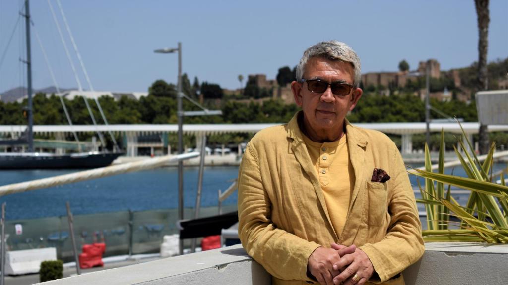 El periodista y escritor Guillermo Busutil, en el Puerto de Málaga.
