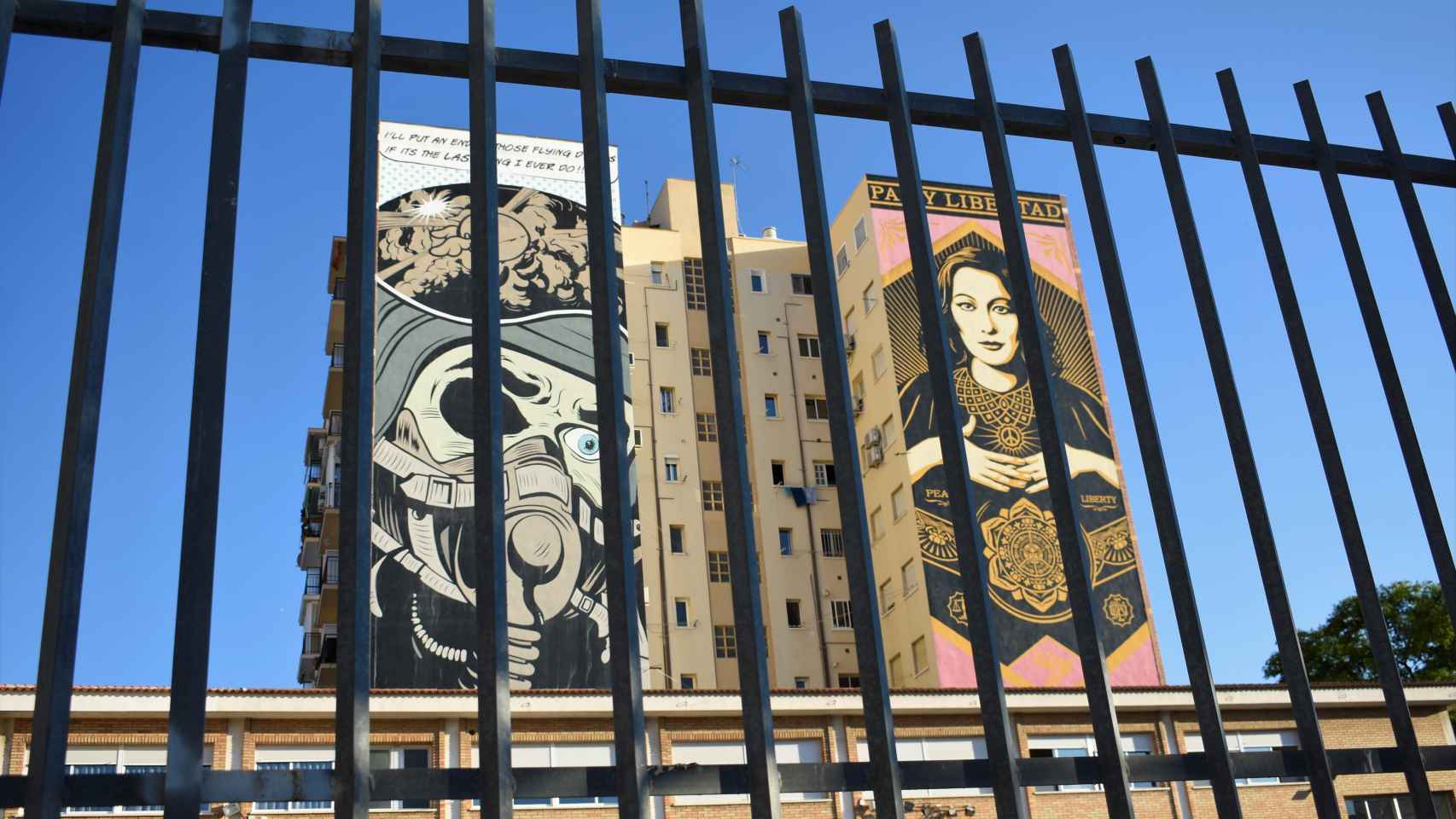 Los murales de D*Face y Obey coronan la fachada contigua al Colegio Federico García Lorca.