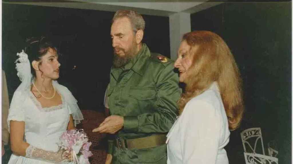 Idalmis Menéndez, en su boda, con sus suegros Fidel Castro y Dalia Soto