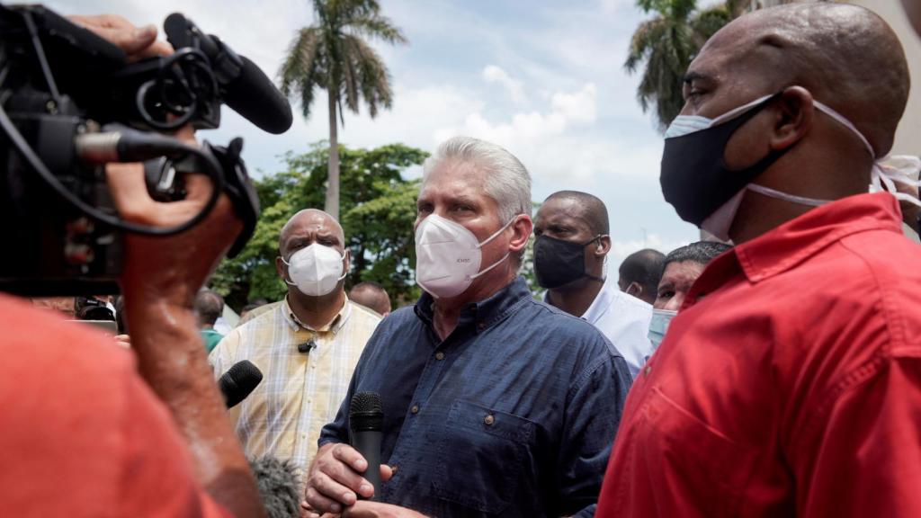El presidente de Cuba, Miguel Díaz-Canel, habla atiende a los medios durante las protestas del domingo en San Antonio de los Baños.