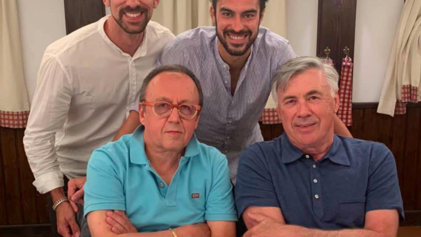 Danilo Marini -abajo a la izquierda- y sus dos ayudantes Giacomo Faraci y Giacomo Ceci, junto a Carlo Ancelotti