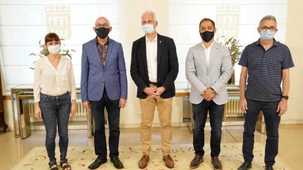 El alcalde de Logroño, Pablo Hermoso de Mendoza, y el rector de la Universidad de la Rioja, Juan Carlos Ayala -ambos en el centro-, durante la firma del convenio.