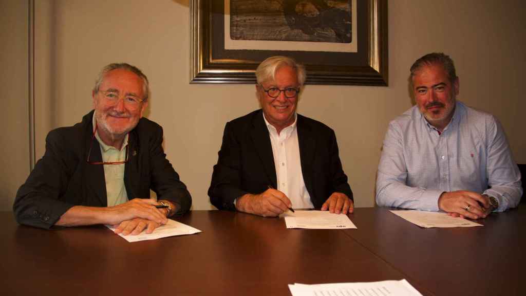 Firma del acuerdo entre Asval y los agentes de la propiedad inmobiliaria.