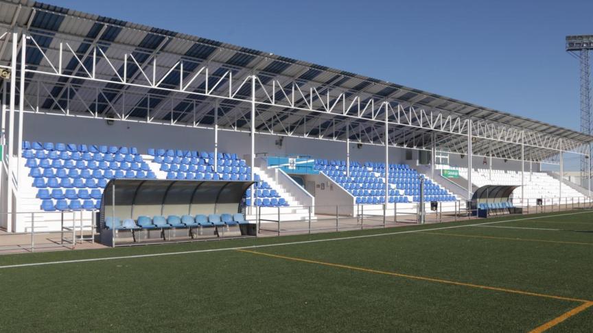 Ponen asientos dignos de LaLiga en el campo de fútbol 'José Camacho' de Manzanares