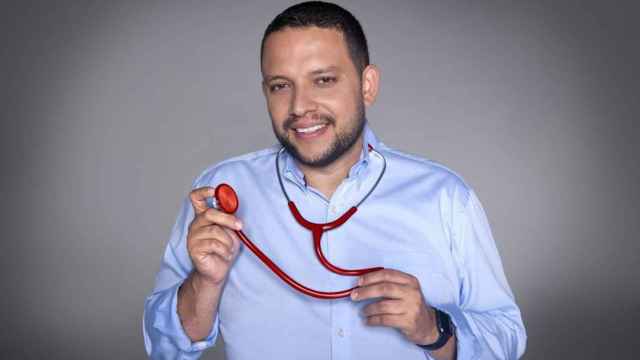 El médico Julio Armas en unas fotografías para la promoción de su programa de televisión.