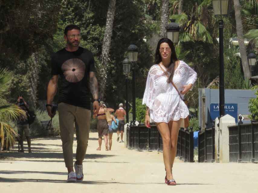Carla Barber y su pareja, paseando por Marbella.