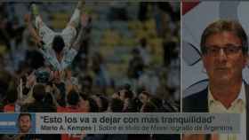 Una imagen de Leo Messi siendo manteado y Mario Alberto Kempes, en ESPN México