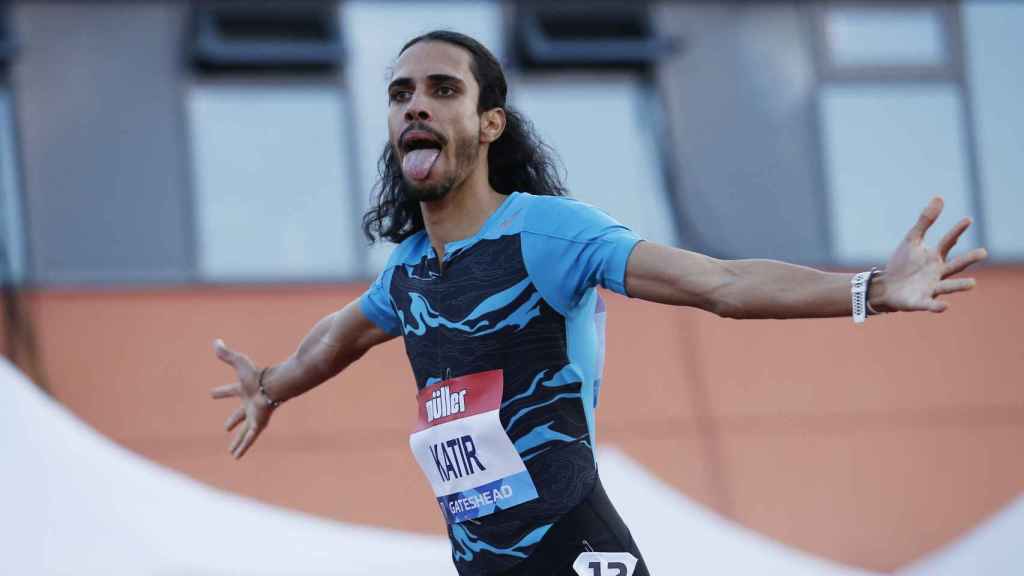 Mohamed Katir celebra su victoria en los 3.000 metros