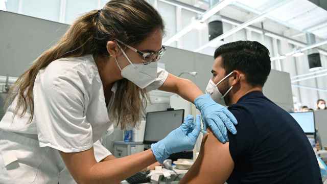 Un chico recibe una dosis de la vacina contra el coronavirus, este martes en el hospital Enfermera Isabel Zendal de Madrid.