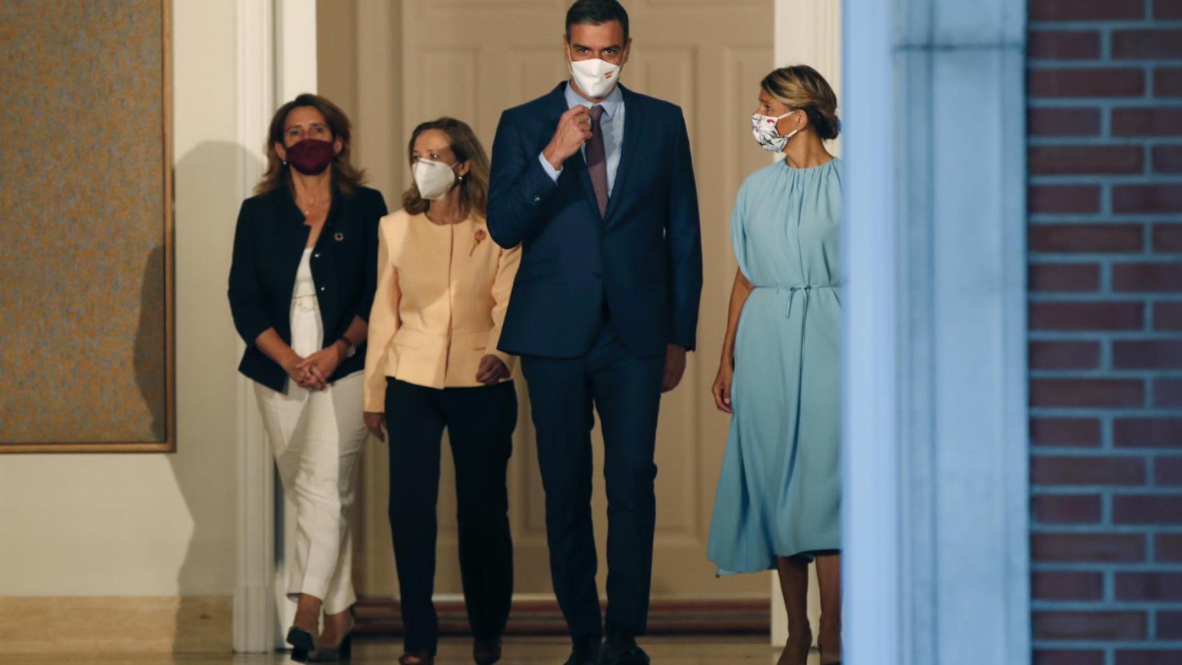 El Gobierno con más mujeres de la historia de España echa a andar: 14 mujeres y 8 hombres Los nuevos ministros de Pedro Sánchez se estrenan con la foto de familia y su primer Consejo