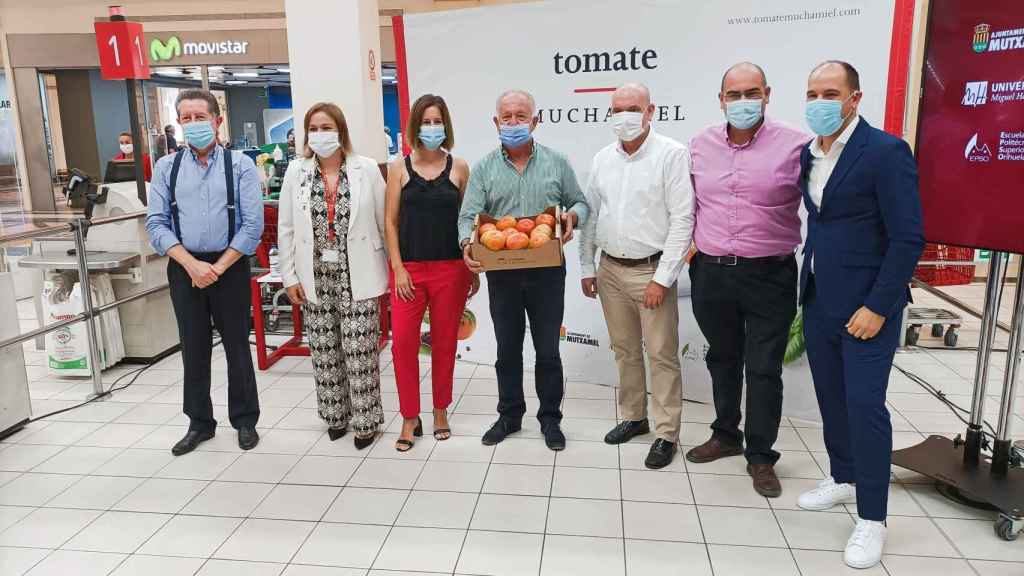 El alcalde de Mutxamel, Sebastián Cañadas, sujeta una caja de tomates en la presentación.
