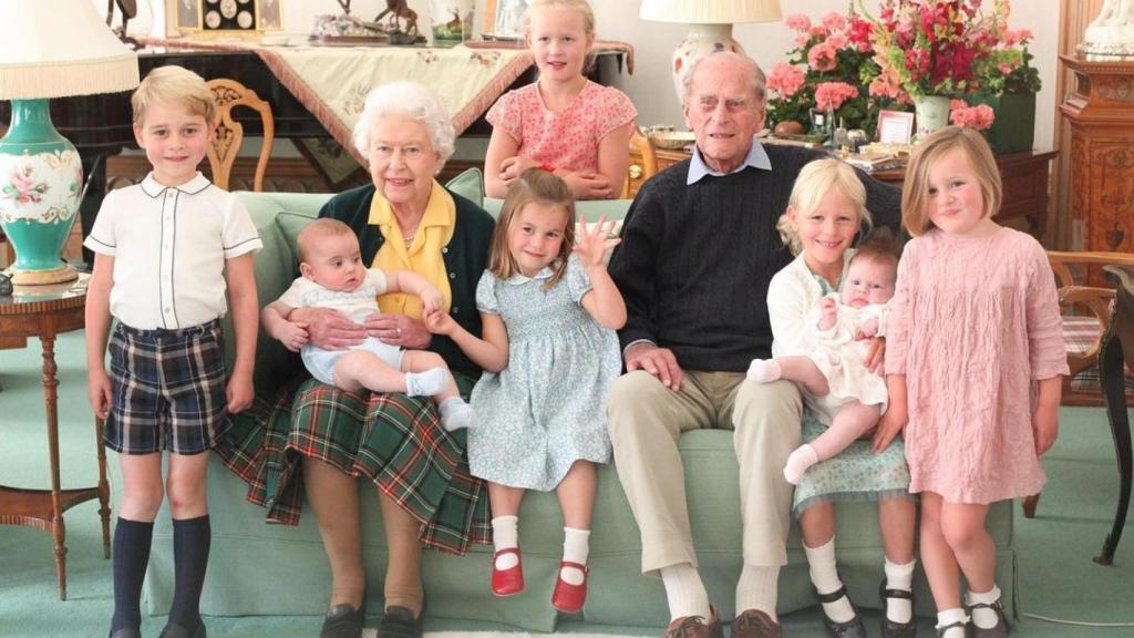 La reina Isabel y el duque de Edimburgo con sus bisnietos, en el castillo de Balmoral.