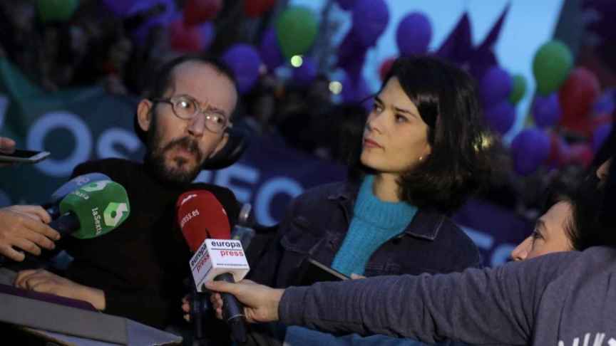 Pablo Echenique, en declaraciones ante los medios con Isabel Serra.