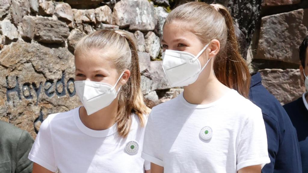Leonor y Sofía durante el acto de este miércoles.