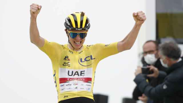 Tadej Pogacar celebra la victoria en la etapa 17 del Tour de Francia 2021