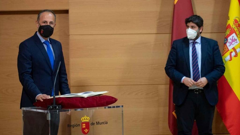 El consejero de Hacienda, Javier Celdrán, tomando posesión de su cargo bajo la mirada del presidente de Murcia, Fernando López Miras.