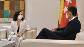 La presidenta madrileña, Isabel Díaz Ayuso, y el presidente del Gobierno, Pedro Sánchez, reunidos en Moncloa.