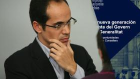 Francesc Vallès, nuevo secretario de estado de Comunicación, junto a su informe sobre el nuevo 'Govern'.