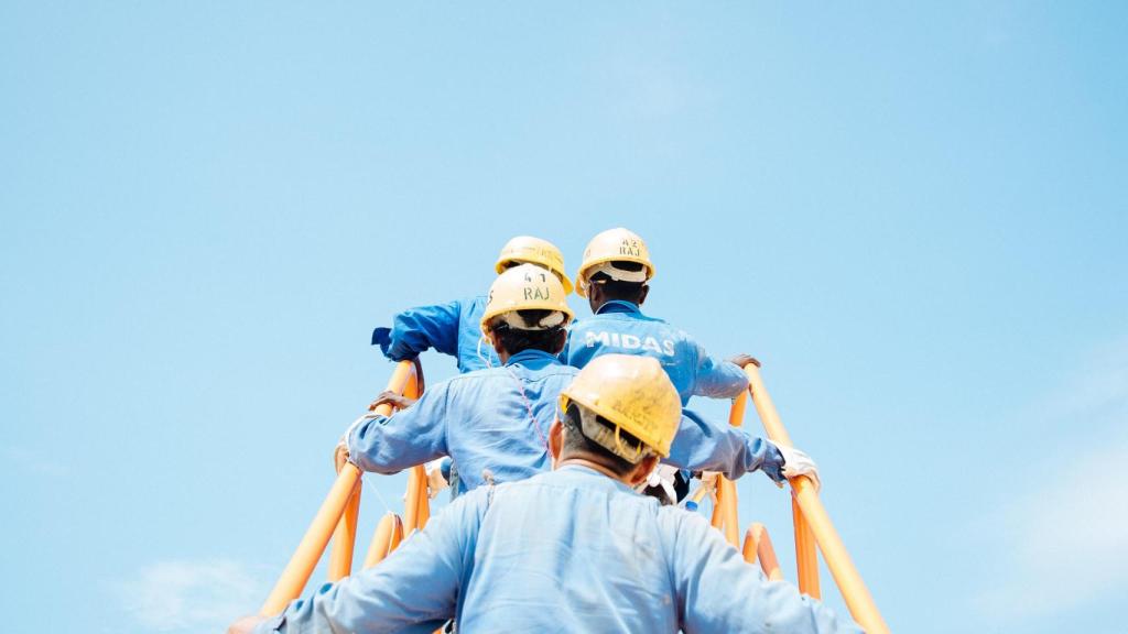 Un grupo de trabajadores y supervisores con casco.