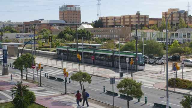 Uno de los trenes del Metro de Málaga, en el trazado en superficie de la Universidad.