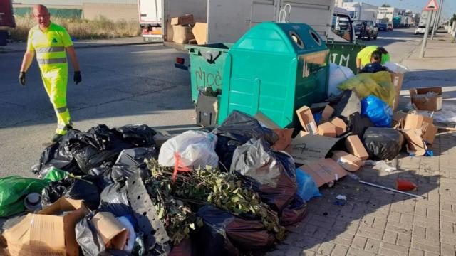 La basura se acumula en el Polígono de Cabanillas del Campo