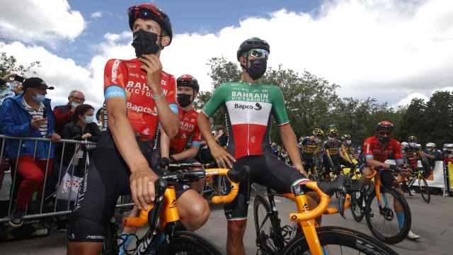Dylan Teuns y Sonny Collbrelli antes de una etapa del Tour de Francia 2021