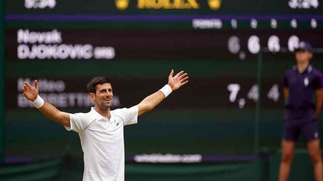Novak Djokovic celebra su triunfo en Wimbledon