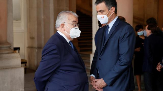 El presidente del Gobierno, Pedro Sánchez conversa con el presidente del Tribunal Consitucional, Juan José González Rivas, durante el homenaje a las víctimas de la Covid.