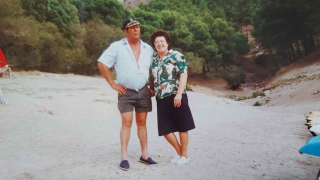 Manuel García y su mujer, Encarna, fundadores de La Isla, en el pantano del Chorro.