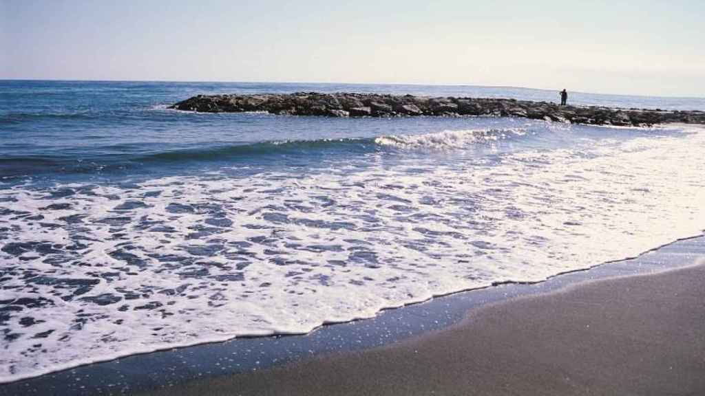 En la playa de la Caleta de Vélez nos podremos llenar los alvéolos pulmonares de simple y saludable aire salobre.