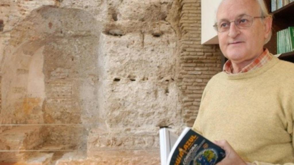 El intelectual posa con su creaciación, la librería Proteo.