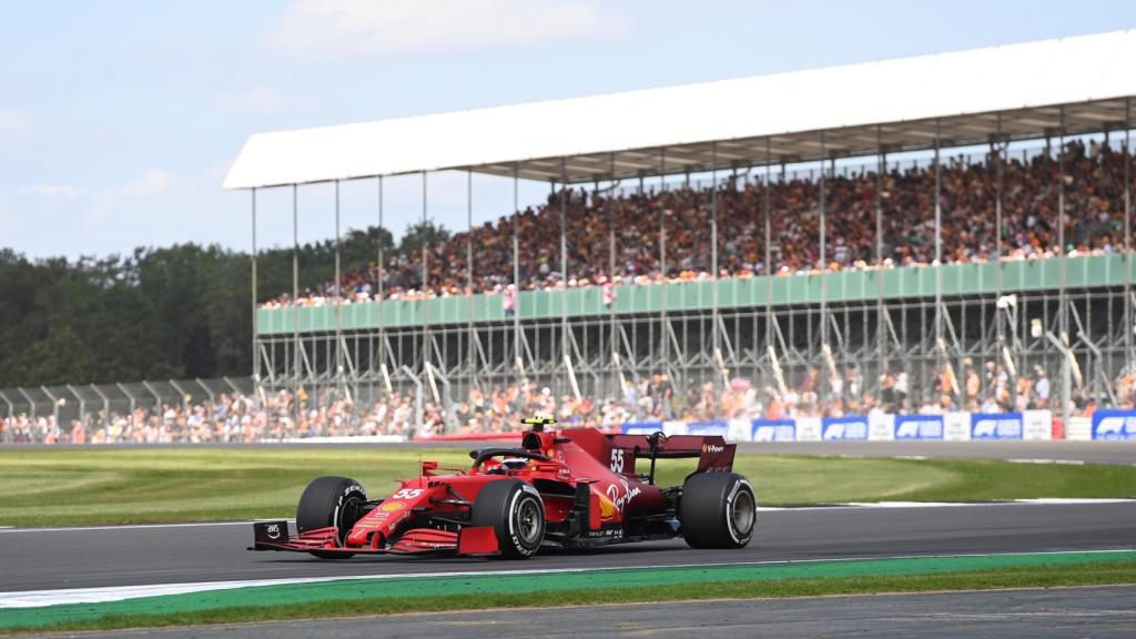 Carlos Sainz rodando con el SF21 en Silverstone