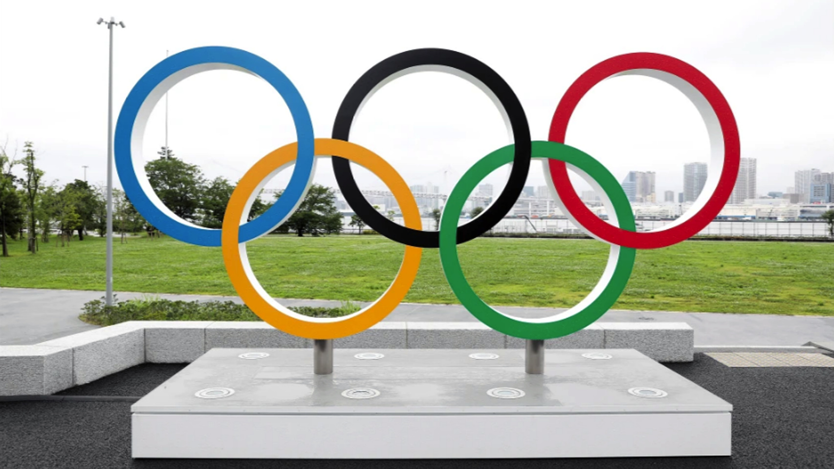 Aros olímpicos en la Villa Olímpica de Tokio.