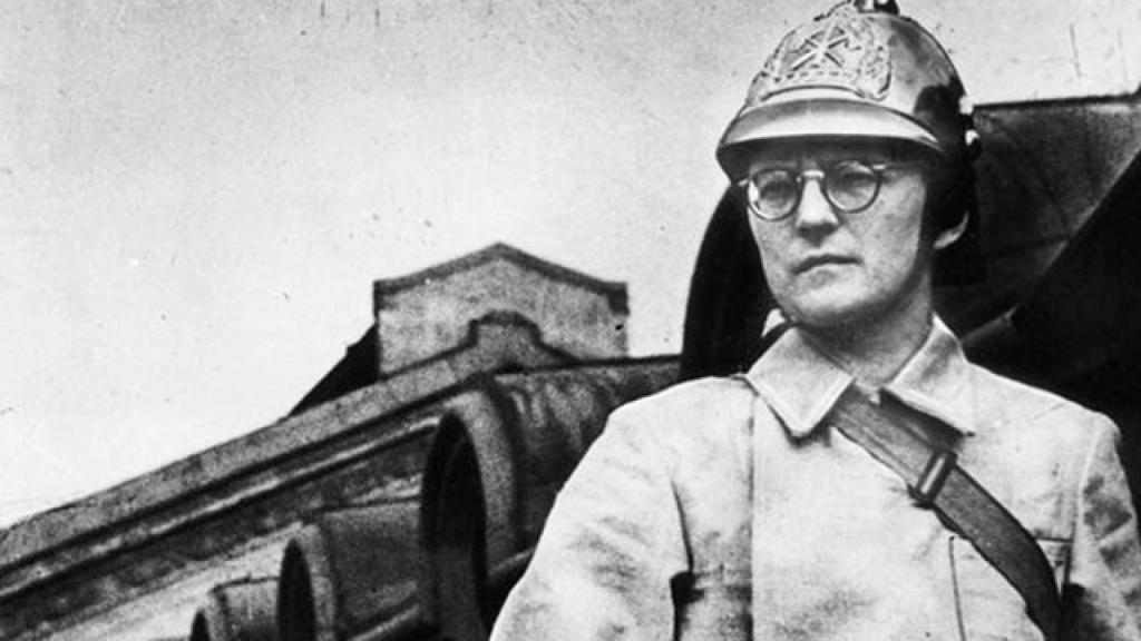 Shostakóvich ataviado con el casco de bombero