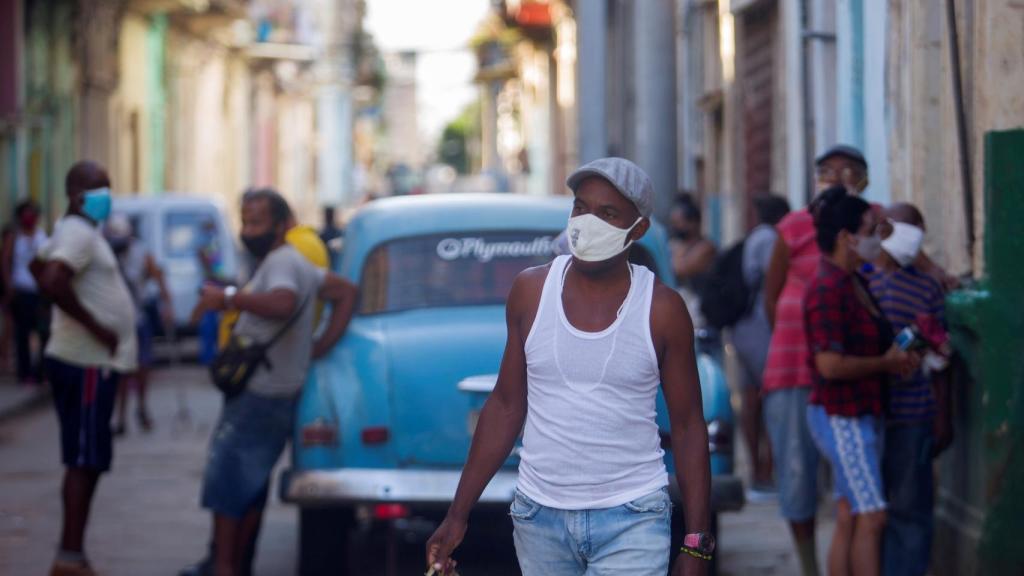 Un hombre con cajas de huevos en La Habana.