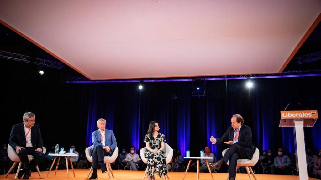 Inés Arrimadas, entre Dacian Ciolos, presidente de los liberales europeos; y Alexander-Graf Lambsdorff, líder liberal alemán.