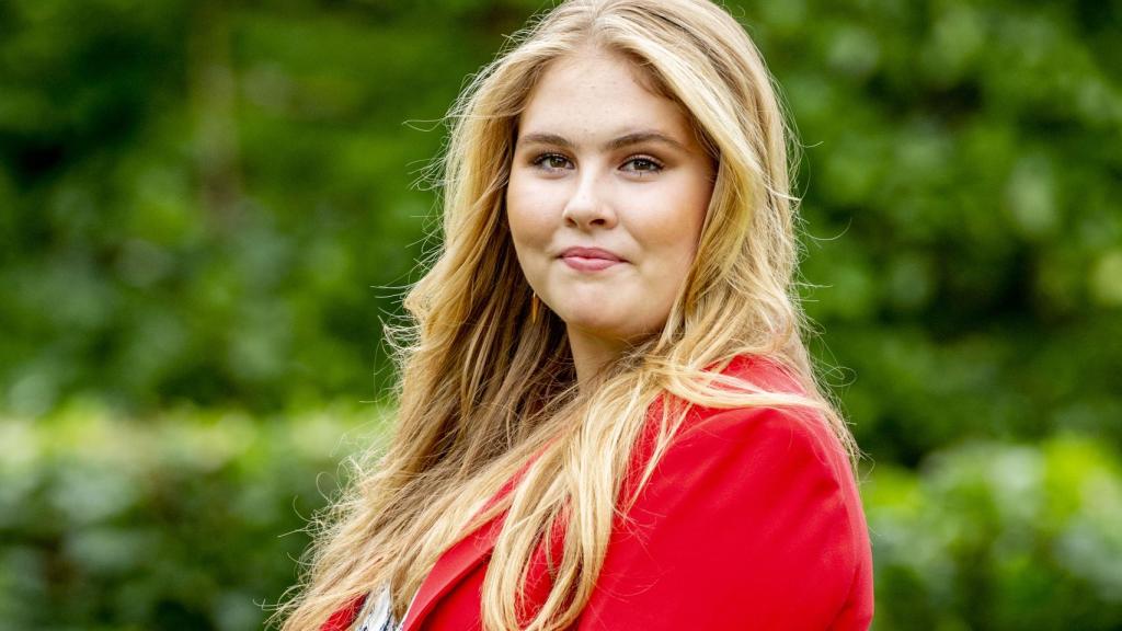 El futuro incierto de Amalia de Holanda tras graduarse 'cum laude': las